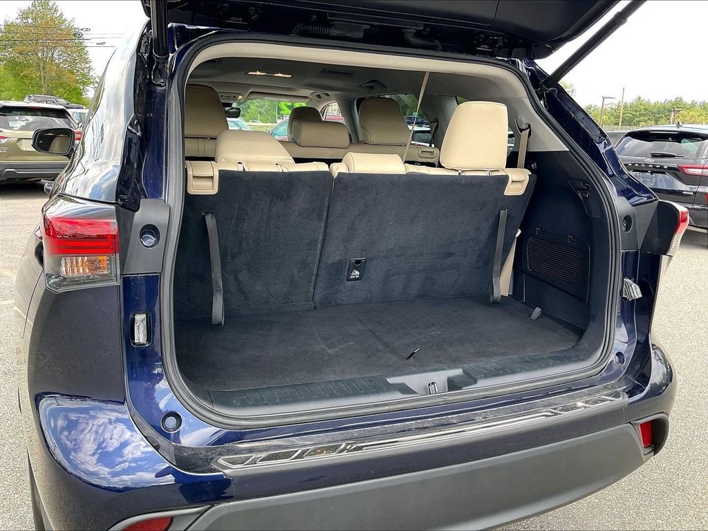 Used 2022 Toyota Highlander XLE AWD/4WD image 37