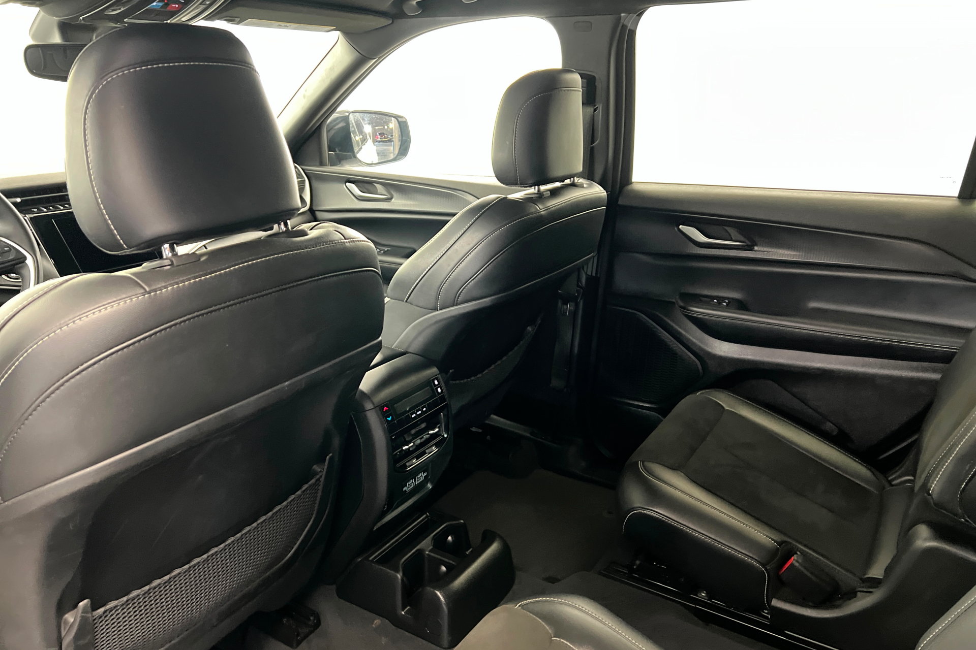 Used 2023 Jeep Grand Cherokee L Laredo AWD/4WD image 20