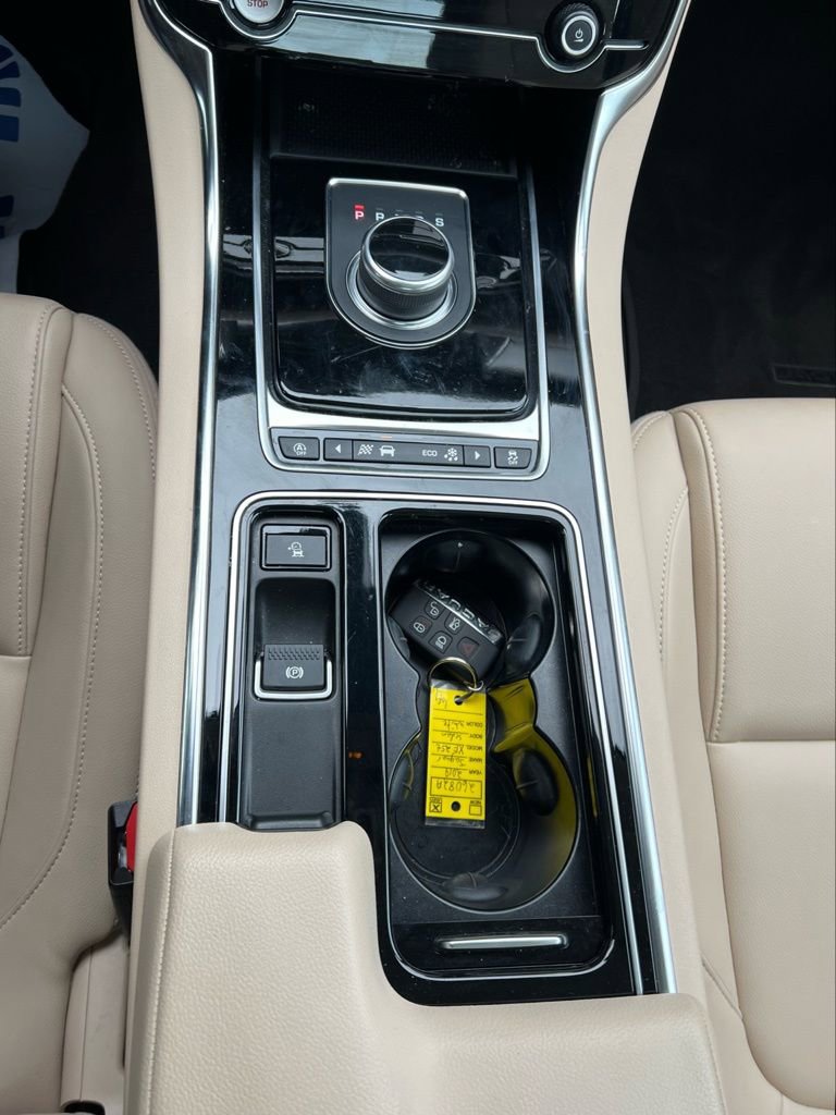Used 2019 Jaguar XF Premium image 17