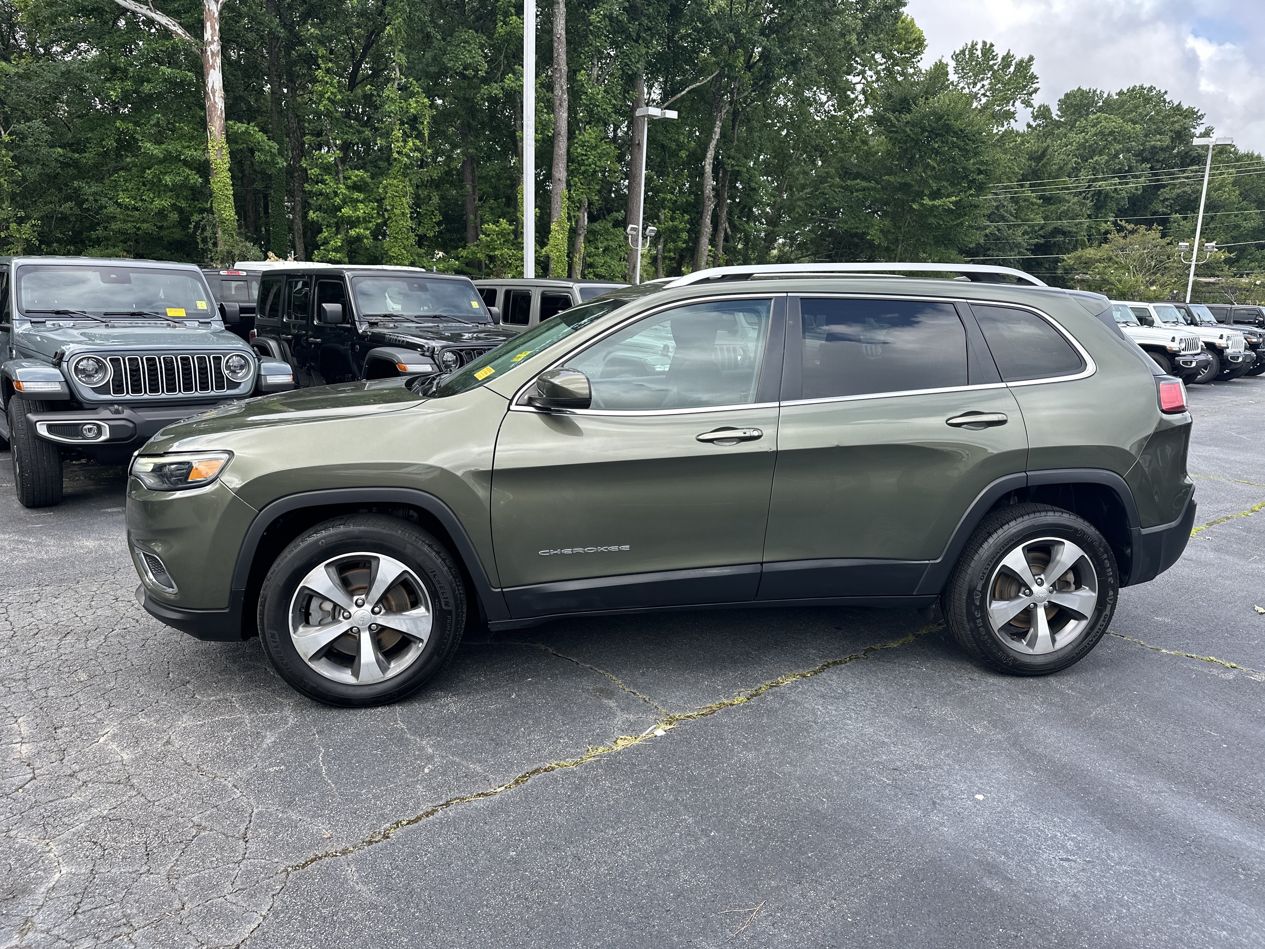Used 2020 Jeep Cherokee Limited AWD/4WD image 6