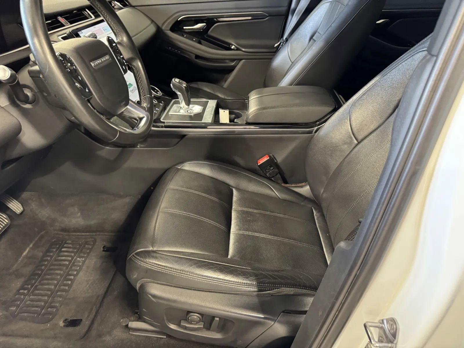 Used 2020 Land Rover Range Rover Evoque SE image 12