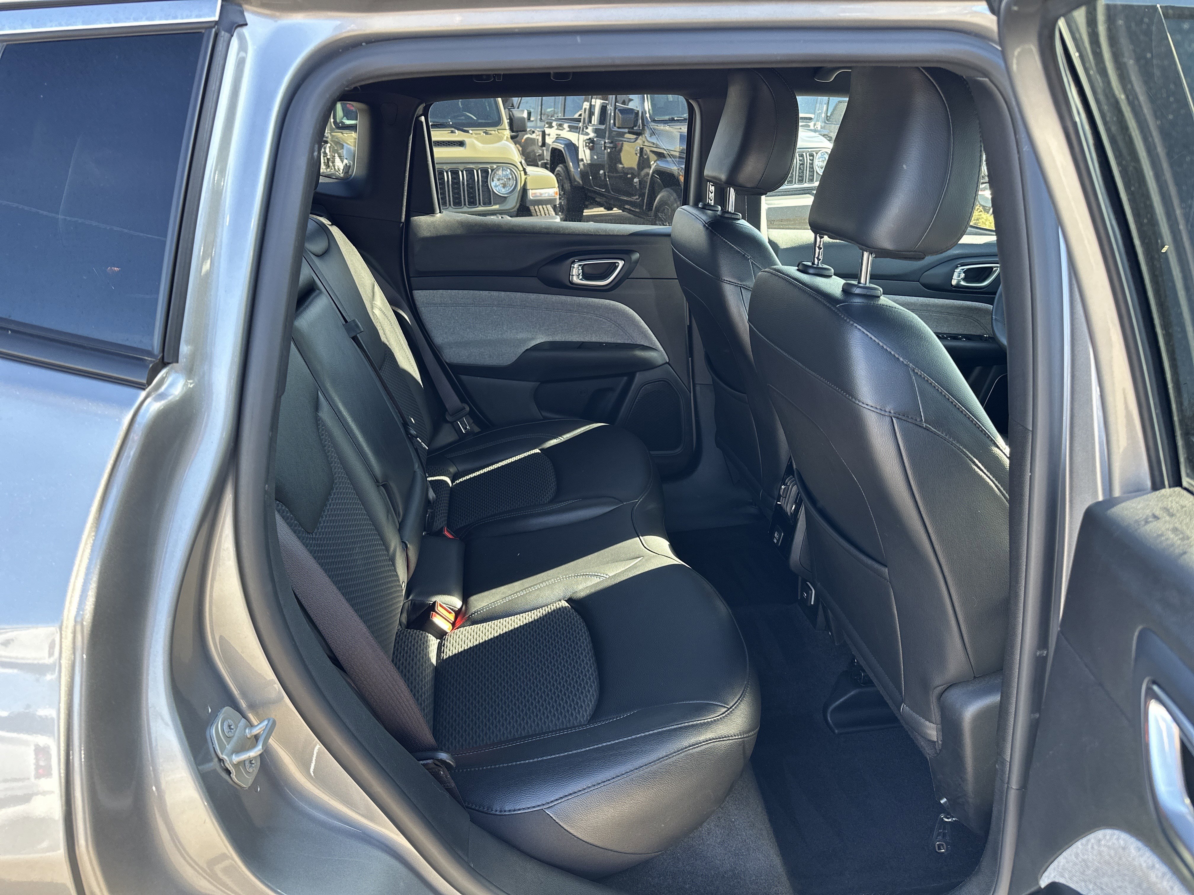 Used 2024 Jeep Compass Latitude image 15