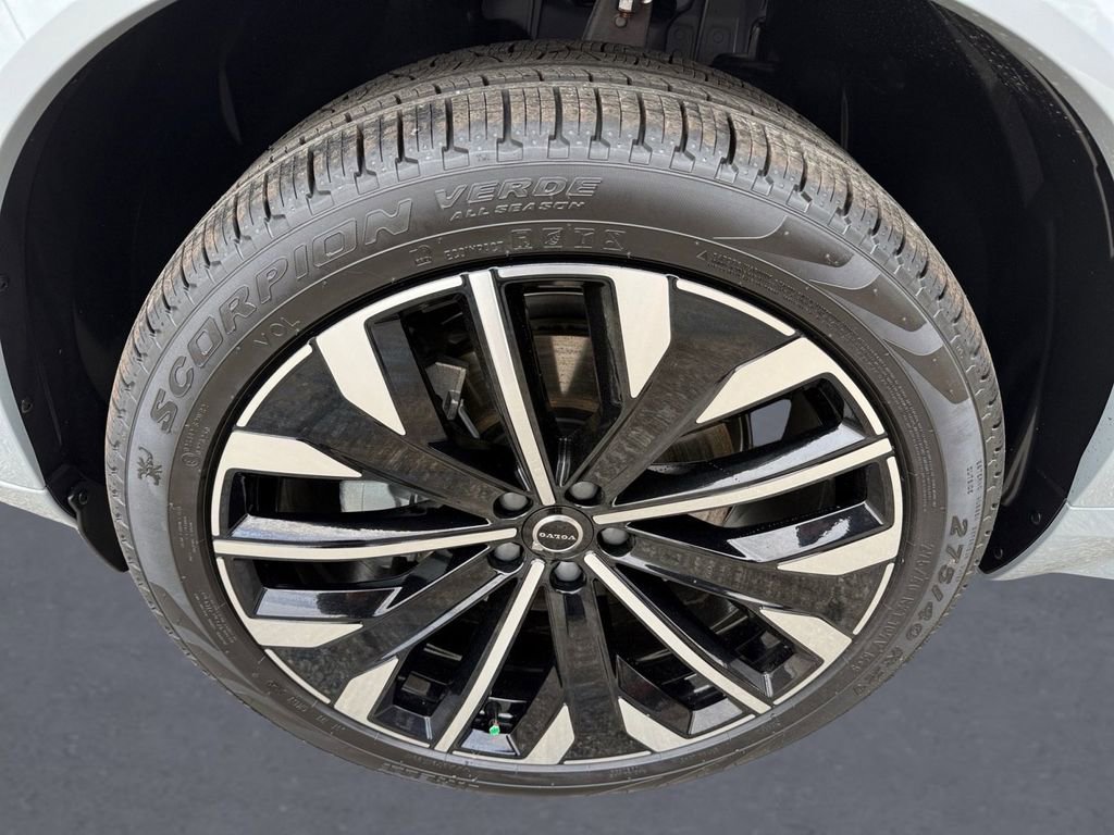 New 2026 Volvo XC90 B6 Plus w/ Protection Package Premier image 8