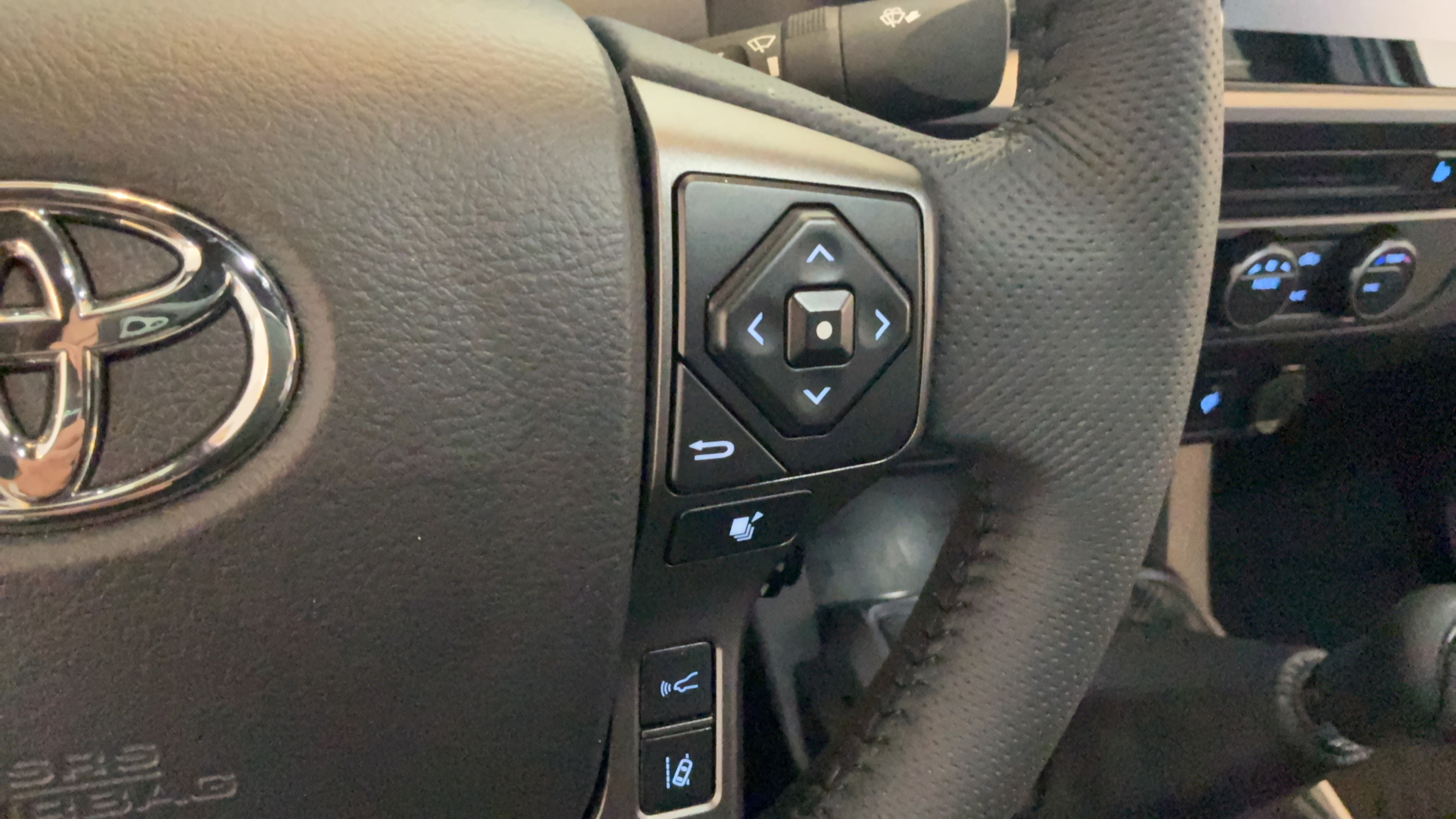 Used 2023 Toyota Tacoma TRD Off-Road w/ TRD Premium Off Road Package AWD/4WD image 18