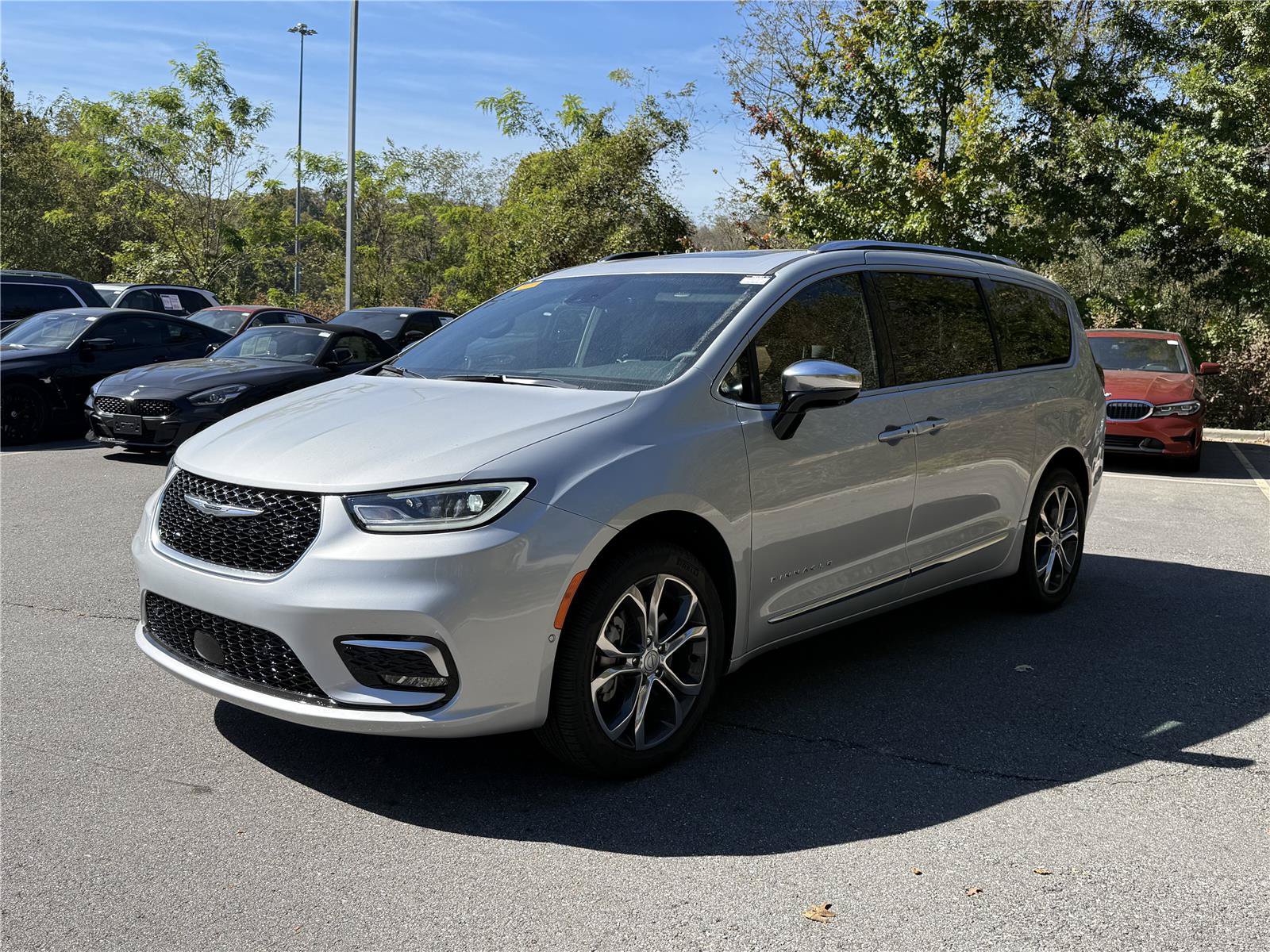 Used 2026 Chrysler Pacifica Pinnacle w/ Trailer Tow Group AWD/4WD image 7