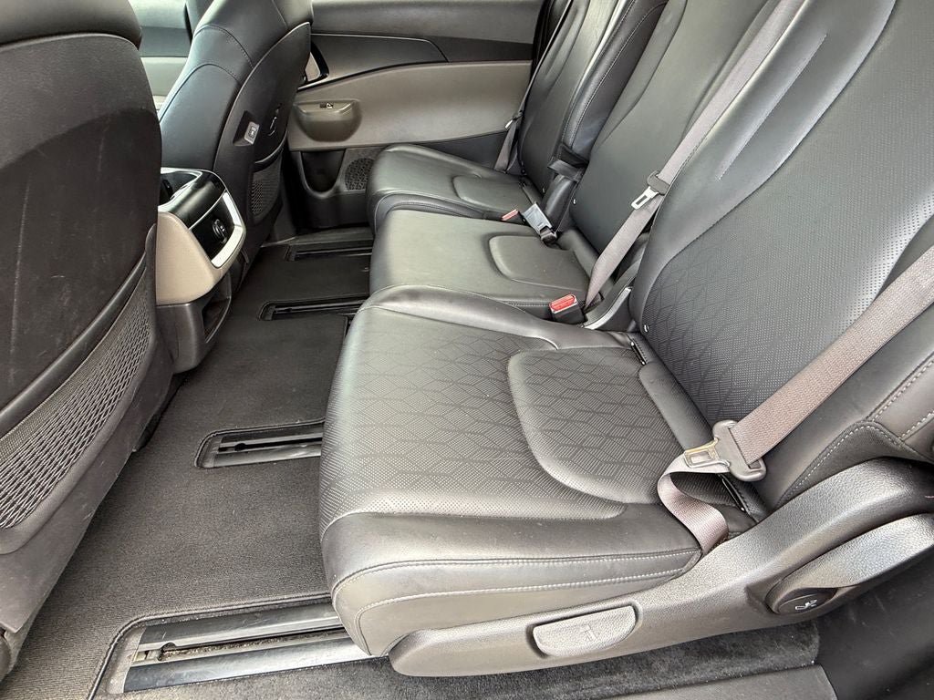 Used 2025 Kia Carnival FWD image 13