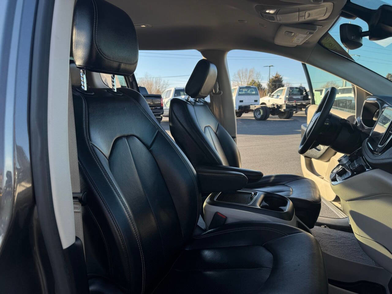 Used 2022 Chrysler Pacifica Touring-L image 40