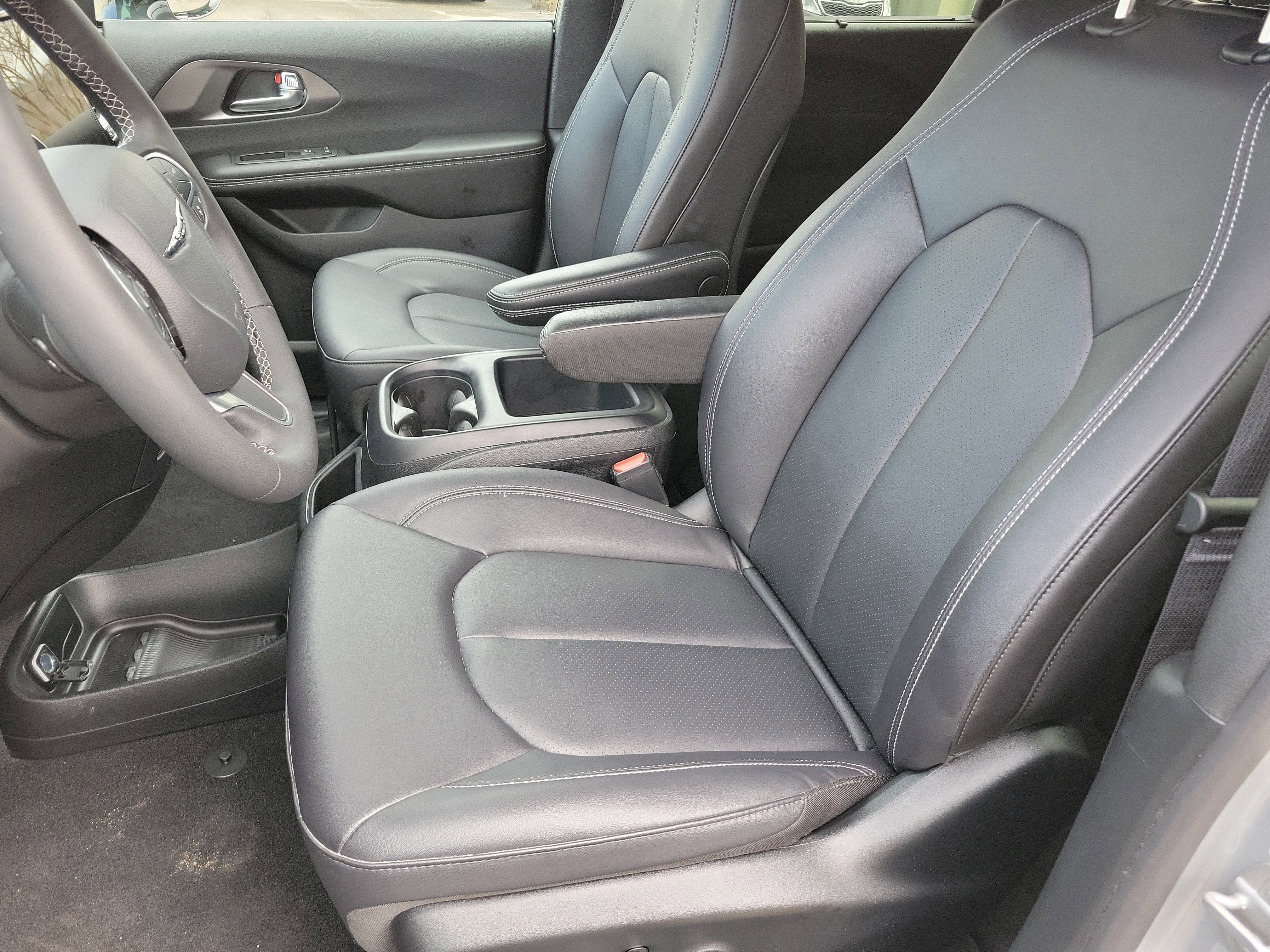 Used 2026 Chrysler Pacifica Select image 4