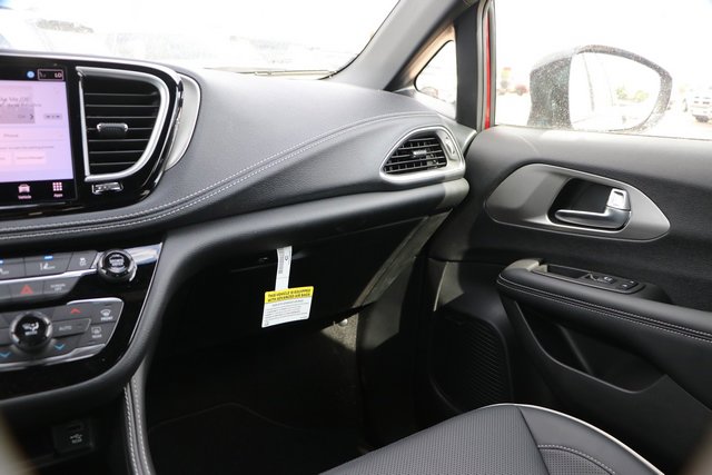 New 2023 Chrysler Pacifica Limited w/ Uconnect Theater Family Group image 36