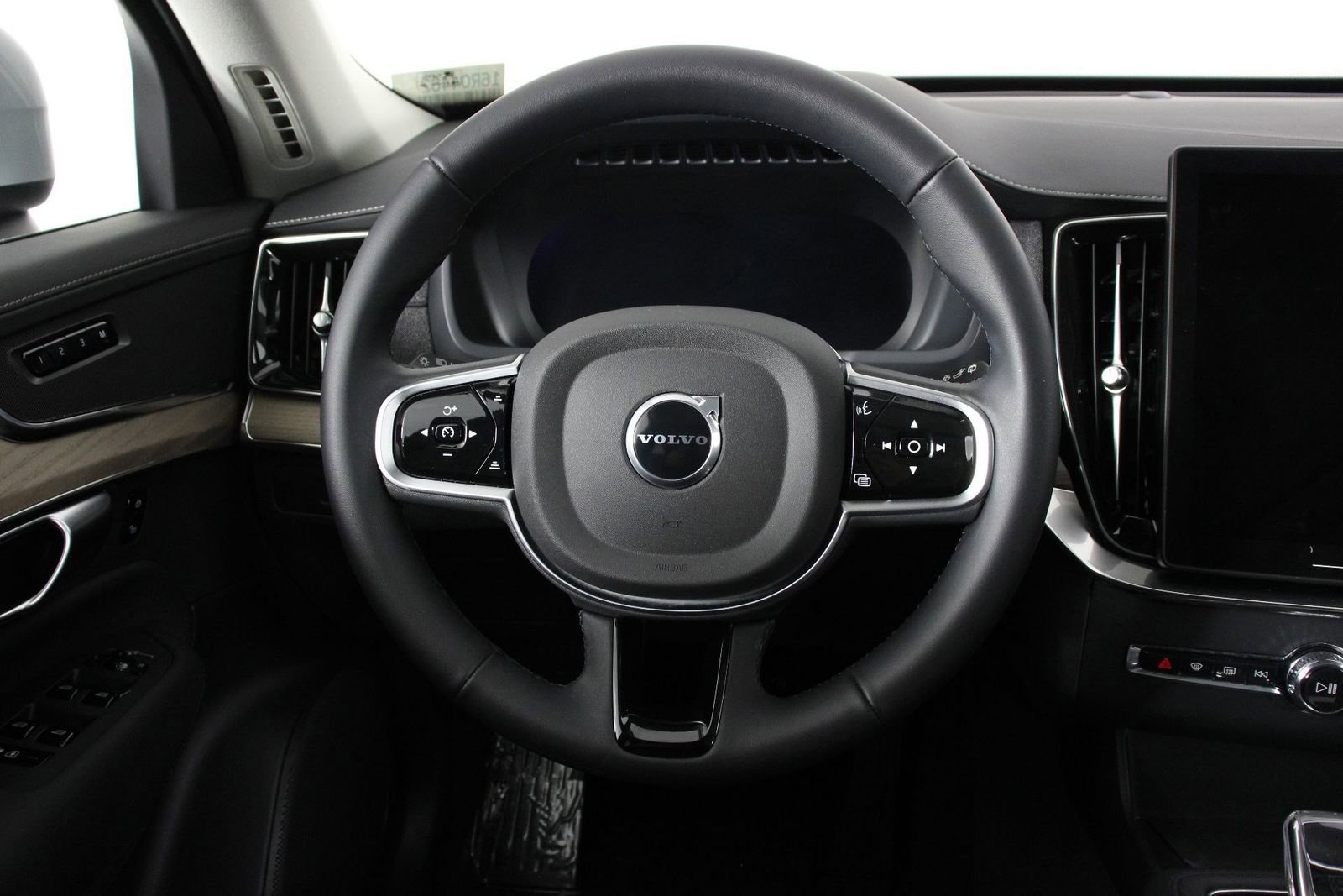 Certified 2026 Volvo XC90 B6 Plus image 8