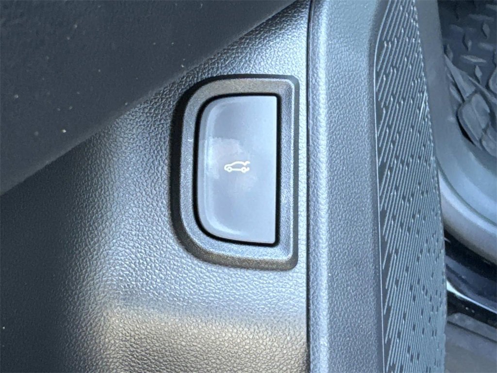 Used 2025 Chevrolet Equinox ACTIV w/ Safety and Technology Package image 36