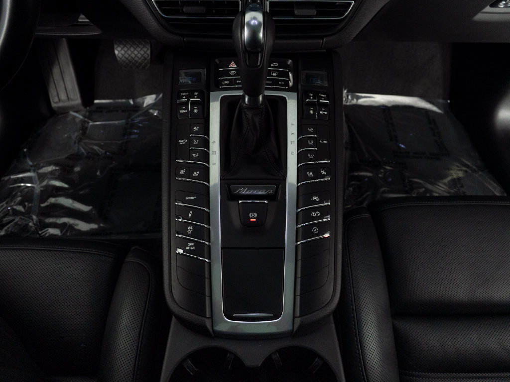 Certified 2021 Porsche Macan Turbo AWD/4WD image 27