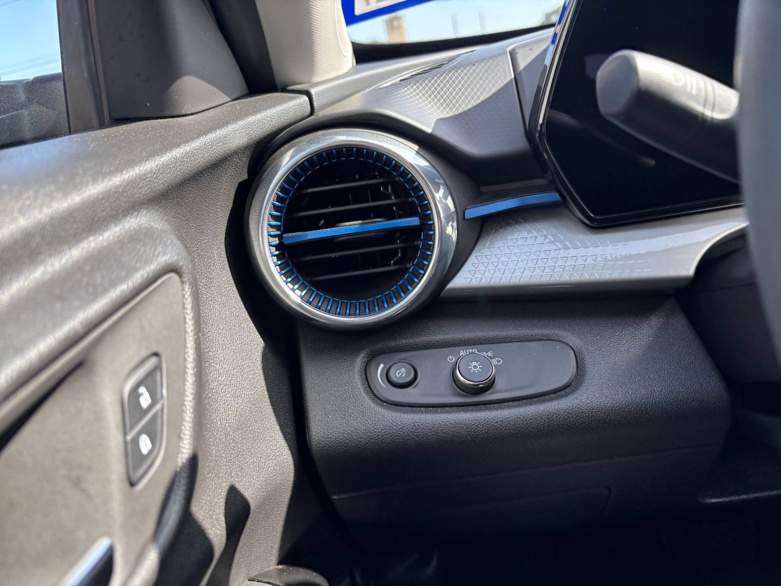 Used 2025 Chevrolet Trax LT FWD image 28