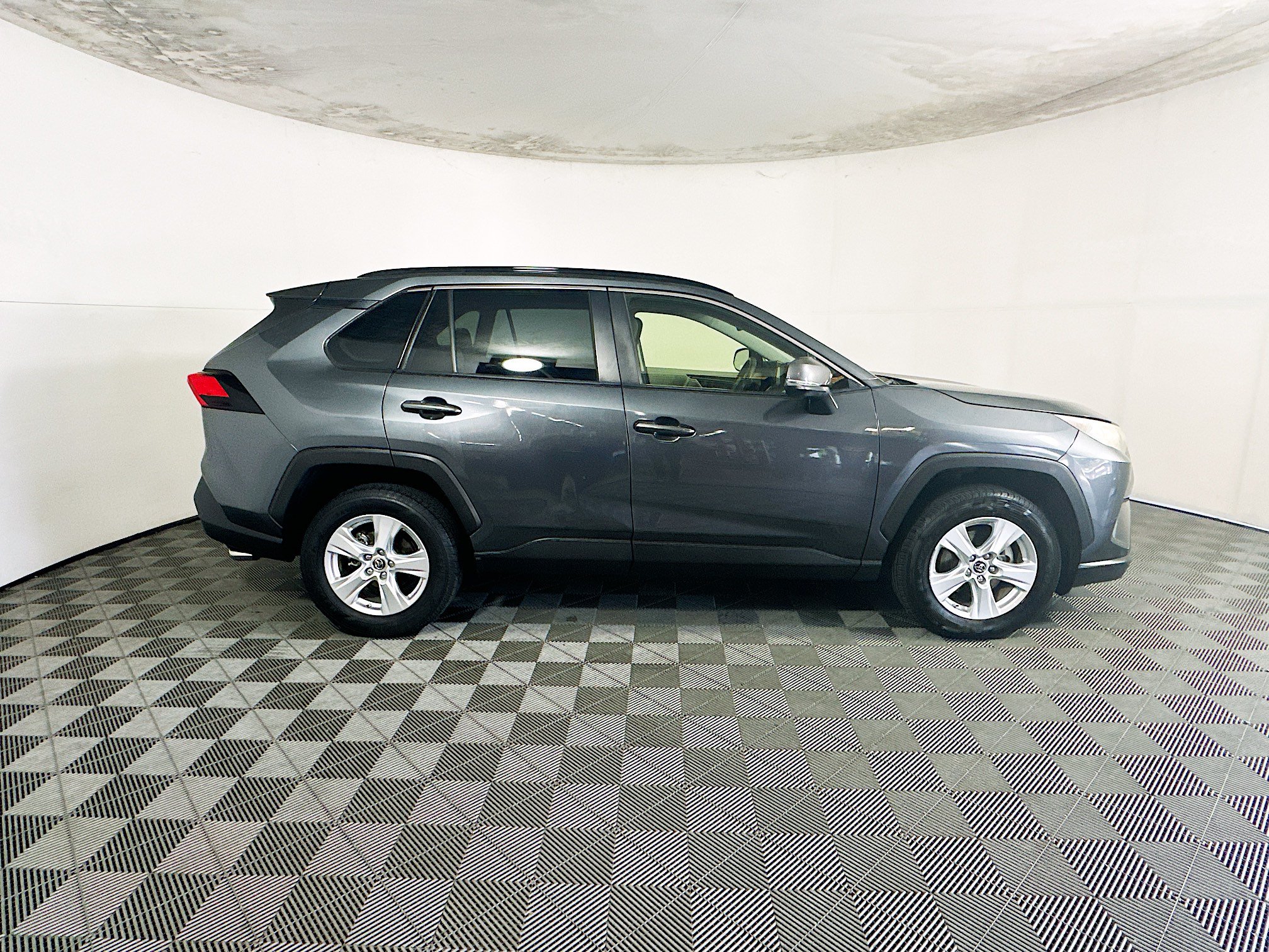 Used 2019 Toyota RAV4 XLE w/ Convenience Package FWD image 2