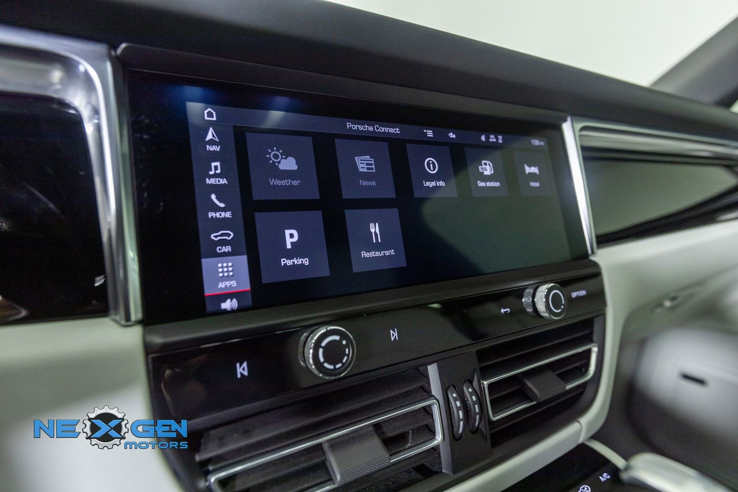 Used 2024 Porsche Macan AWD/4WD image 22