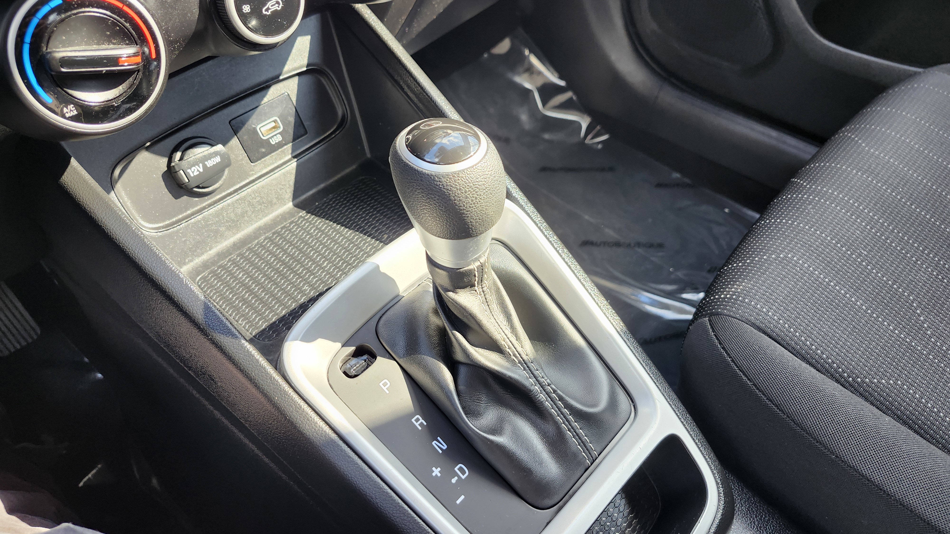 Used 2021 Hyundai Venue SE image 32