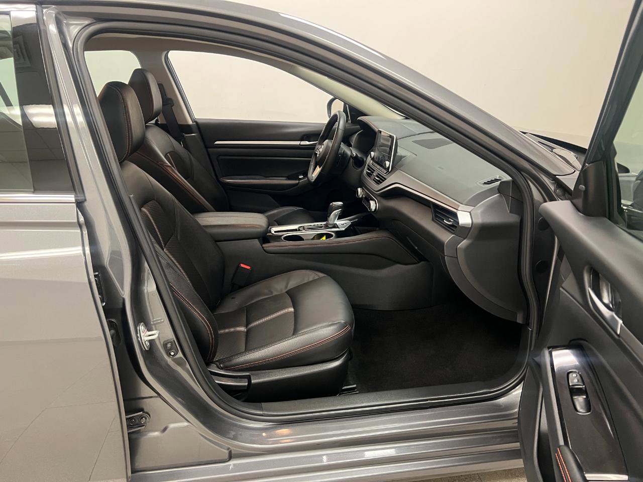 Used 2025 Nissan Altima 2.5 SR FWD image 33