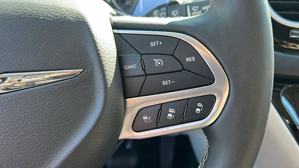 Used 2024 Chrysler Pacifica Touring-L image 27