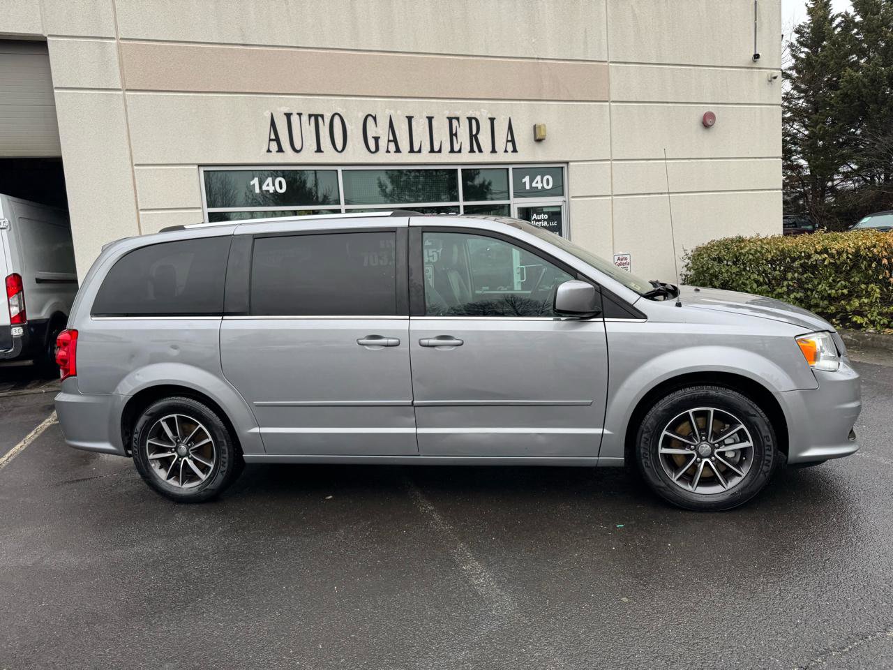 Used 2017 Dodge Grand Caravan SXT image 2