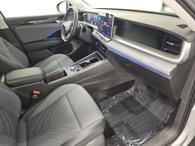 Used 2025 Volkswagen Tiguan SE AWD/4WD image 35