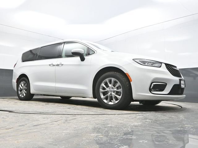 Used 2023 Chrysler Pacifica Touring-L image 24