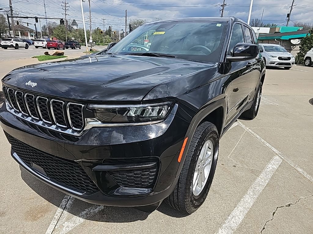 Certified 2025 Jeep Grand Cherokee Laredo w/ Luxury Tech Group I AWD/4WD image 6