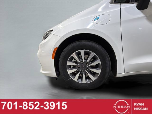 Used 2023 Chrysler Pacifica Touring-L image 15