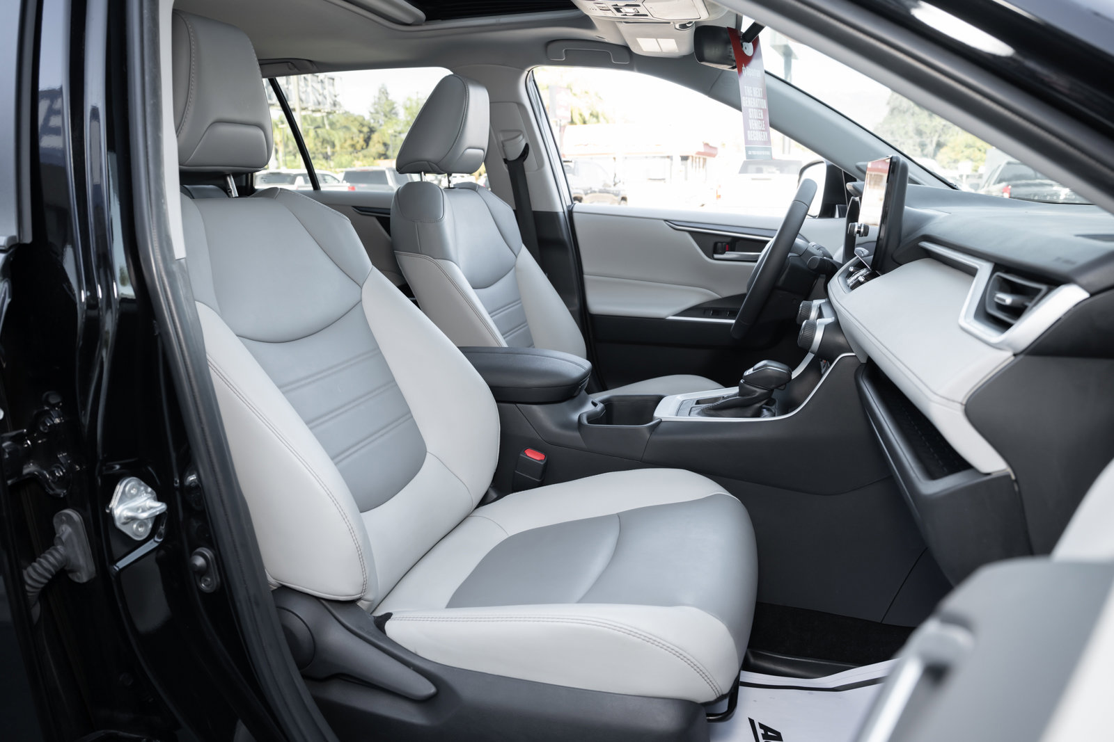 Used 2023 Toyota RAV4 XLE Premium image 40