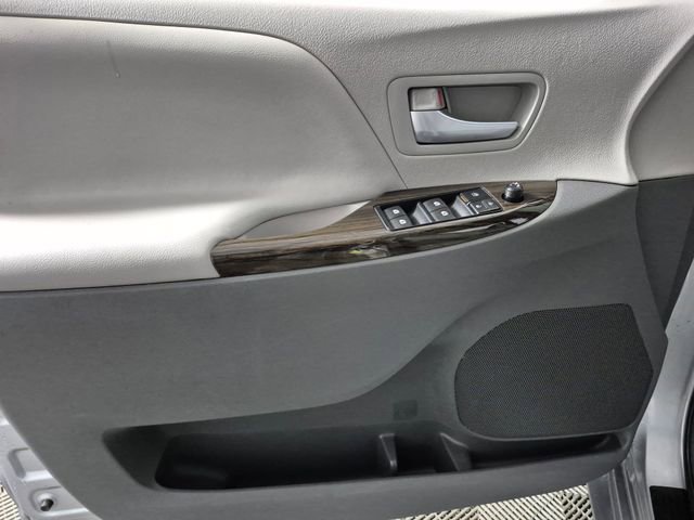 Used 2016 Toyota Sienna XLE Premium image 13