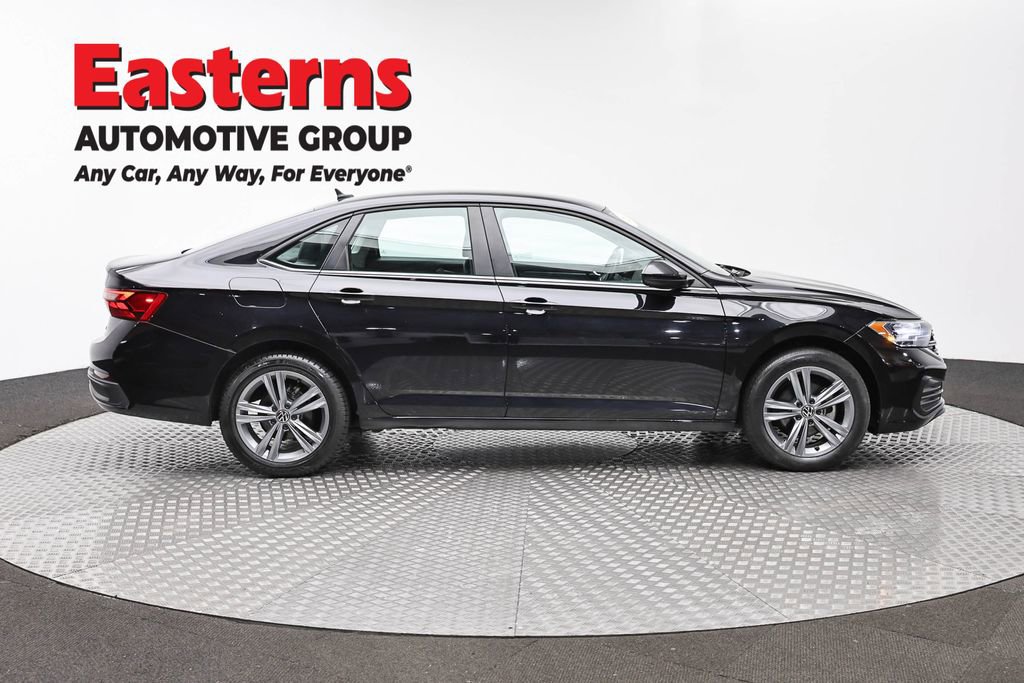 Used 2024 Volkswagen Jetta SE FWD image 4