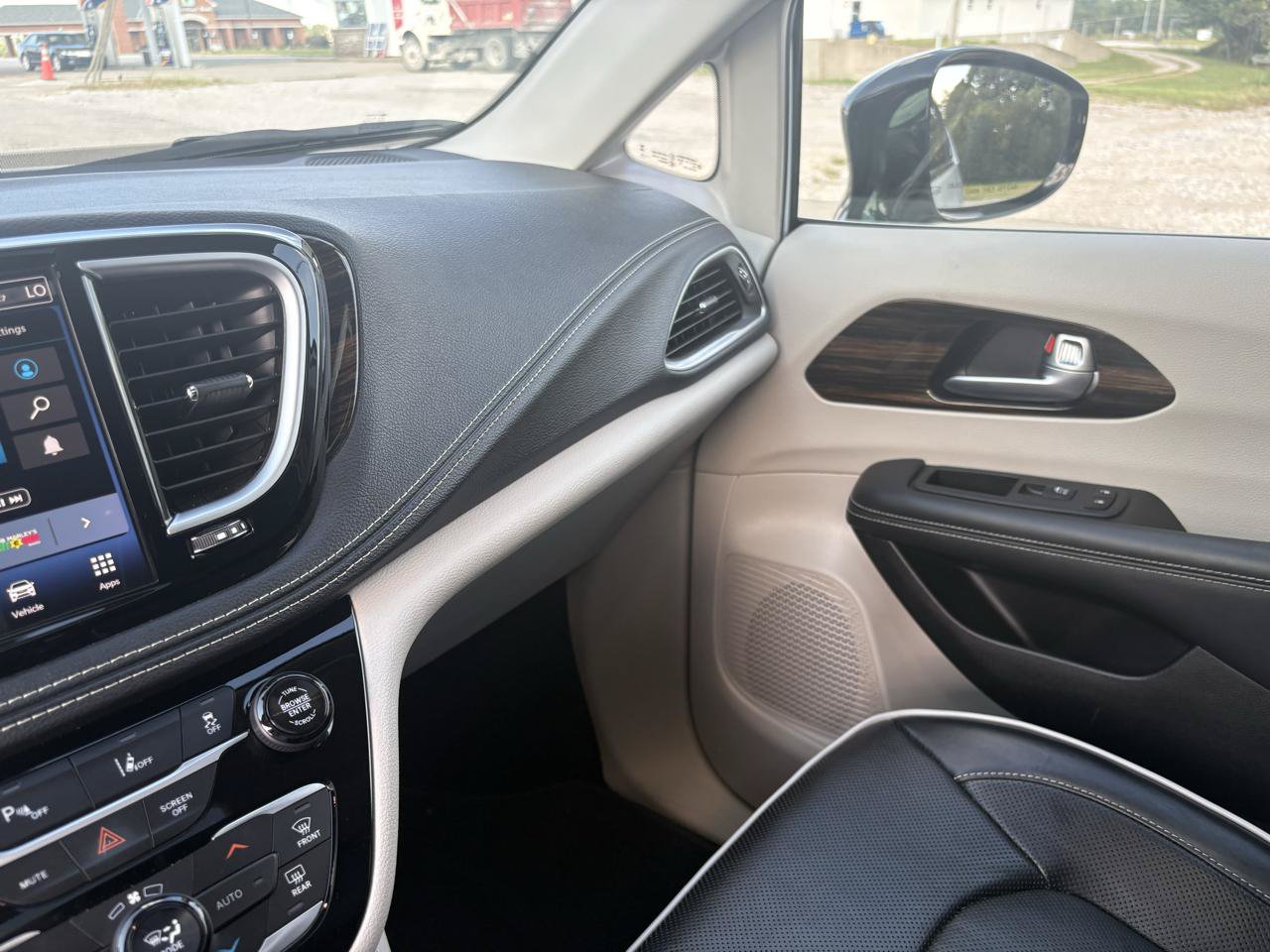 Used 2024 Chrysler Pacifica Limited FWD image 22