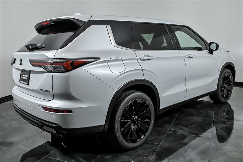 New 2026 Mitsubishi Outlander LE FWD image 8