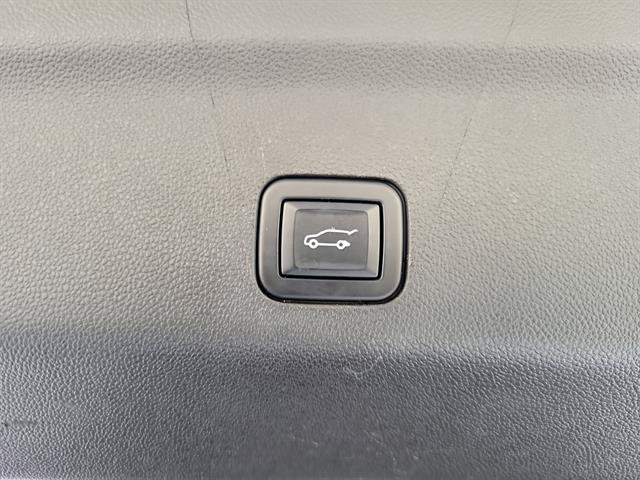 Used 2022 Chevrolet Suburban RST w/ Luxury Package RWD image 8