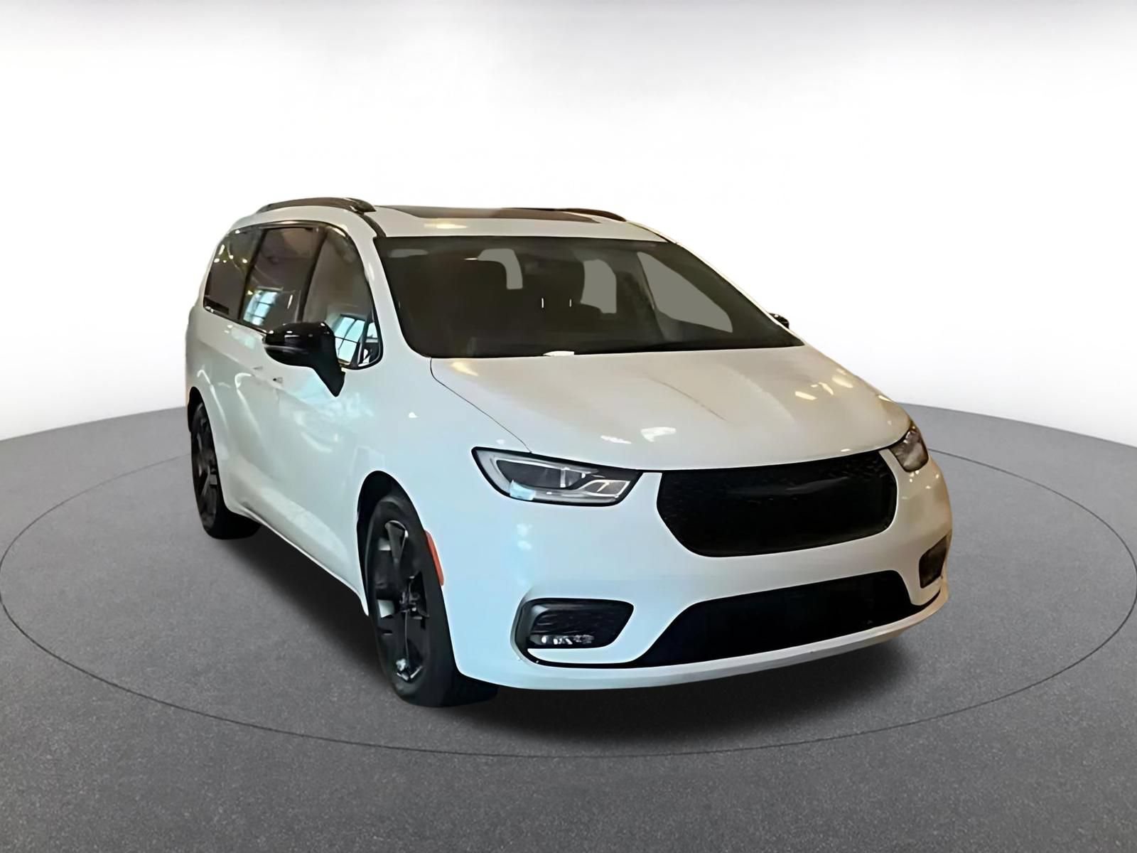 Used 2025 Chrysler Pacifica Limited FWD image 3