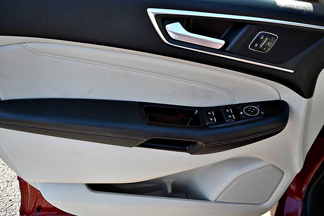 Used 2017 Ford Edge Titanium w/ Equipment Group 302A FWD image 22
