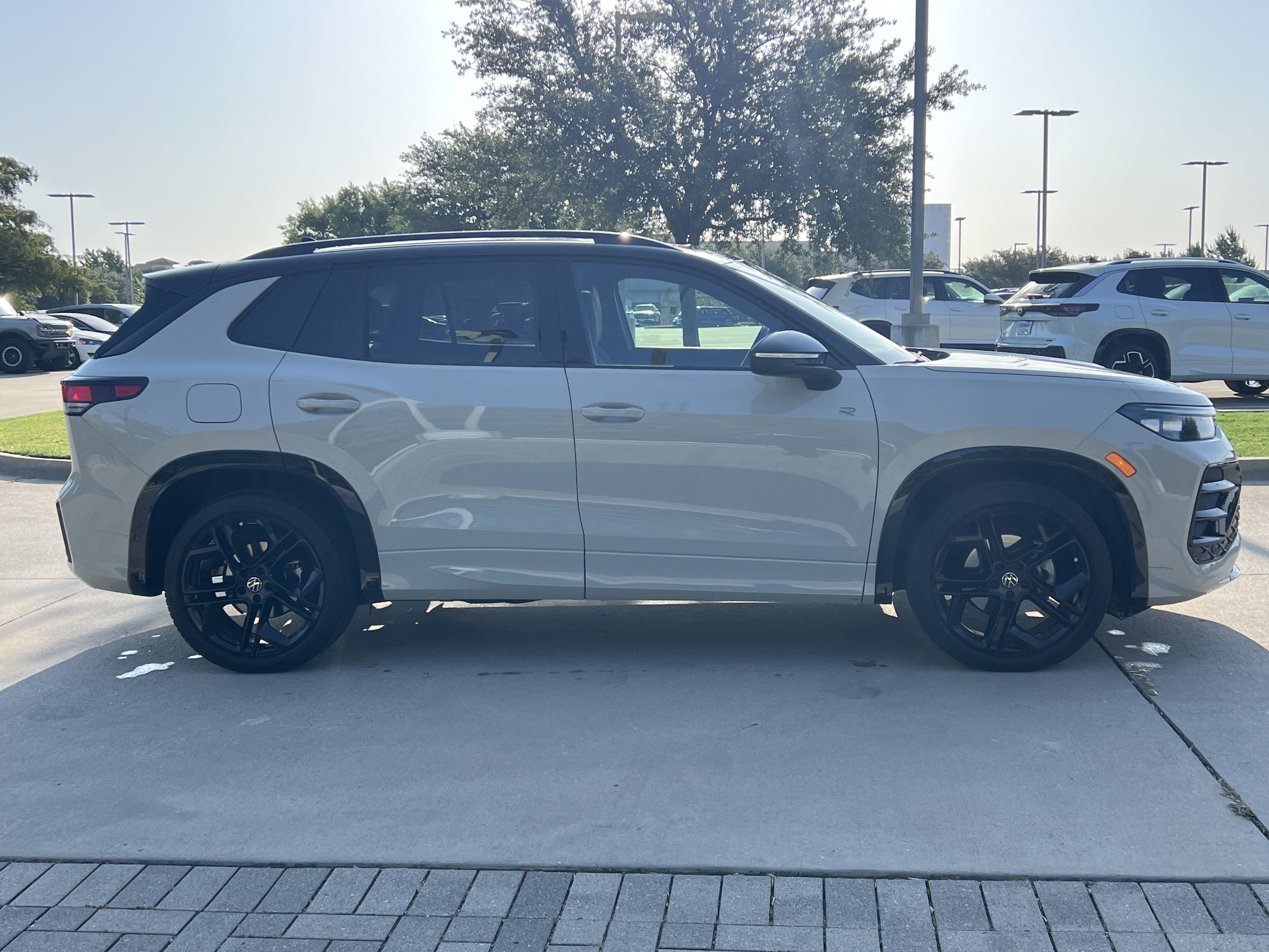 Certified 2026 Volkswagen Tiguan SE R-Line FWD image 10