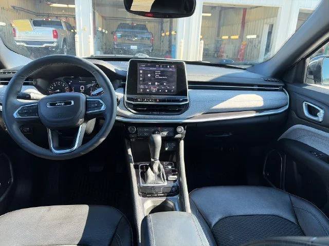 Certified 2025 Jeep Compass Latitude w/ Sun & Sound Group AWD/4WD image 13