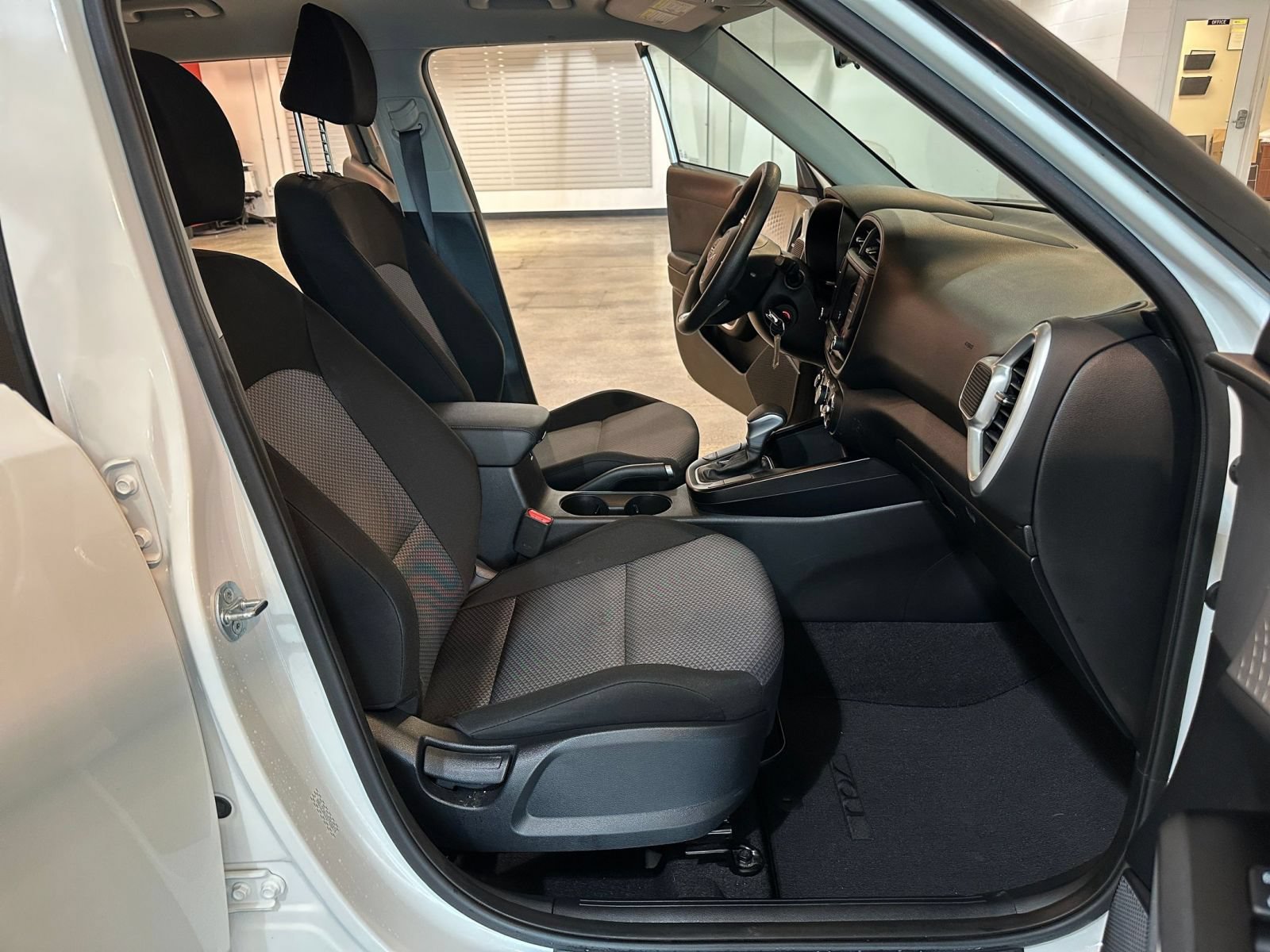 Used 2025 Kia Soul LX w/ LX Technology Package FWD image 35