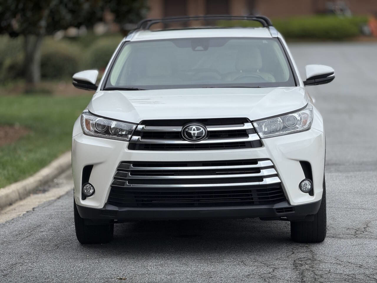 Used 2017 Toyota Highlander Limited Platinum AWD/4WD image 4