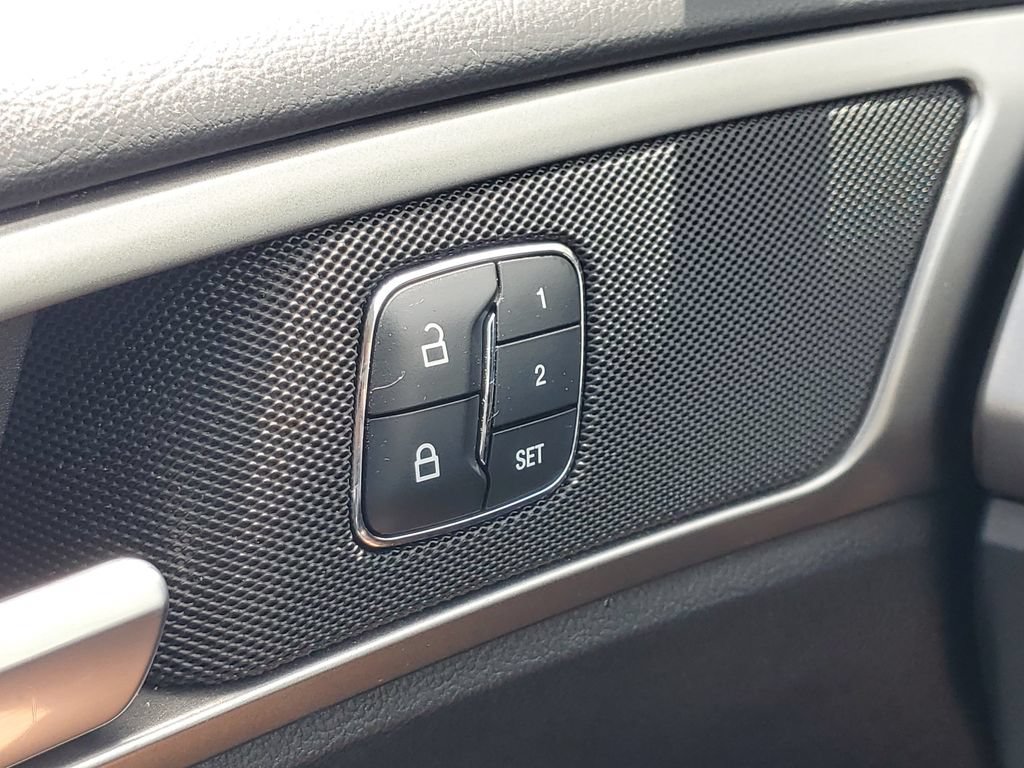Used 2017 Ford Fusion SE w/ Fusion SE Technology Package AWD/4WD image 19