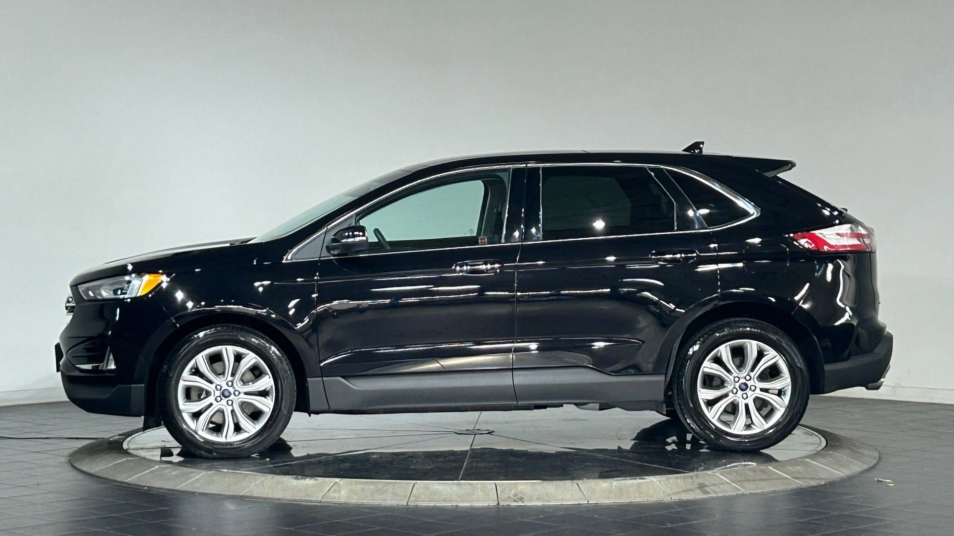 Used 2019 Ford Edge Titanium AWD/4WD image 6