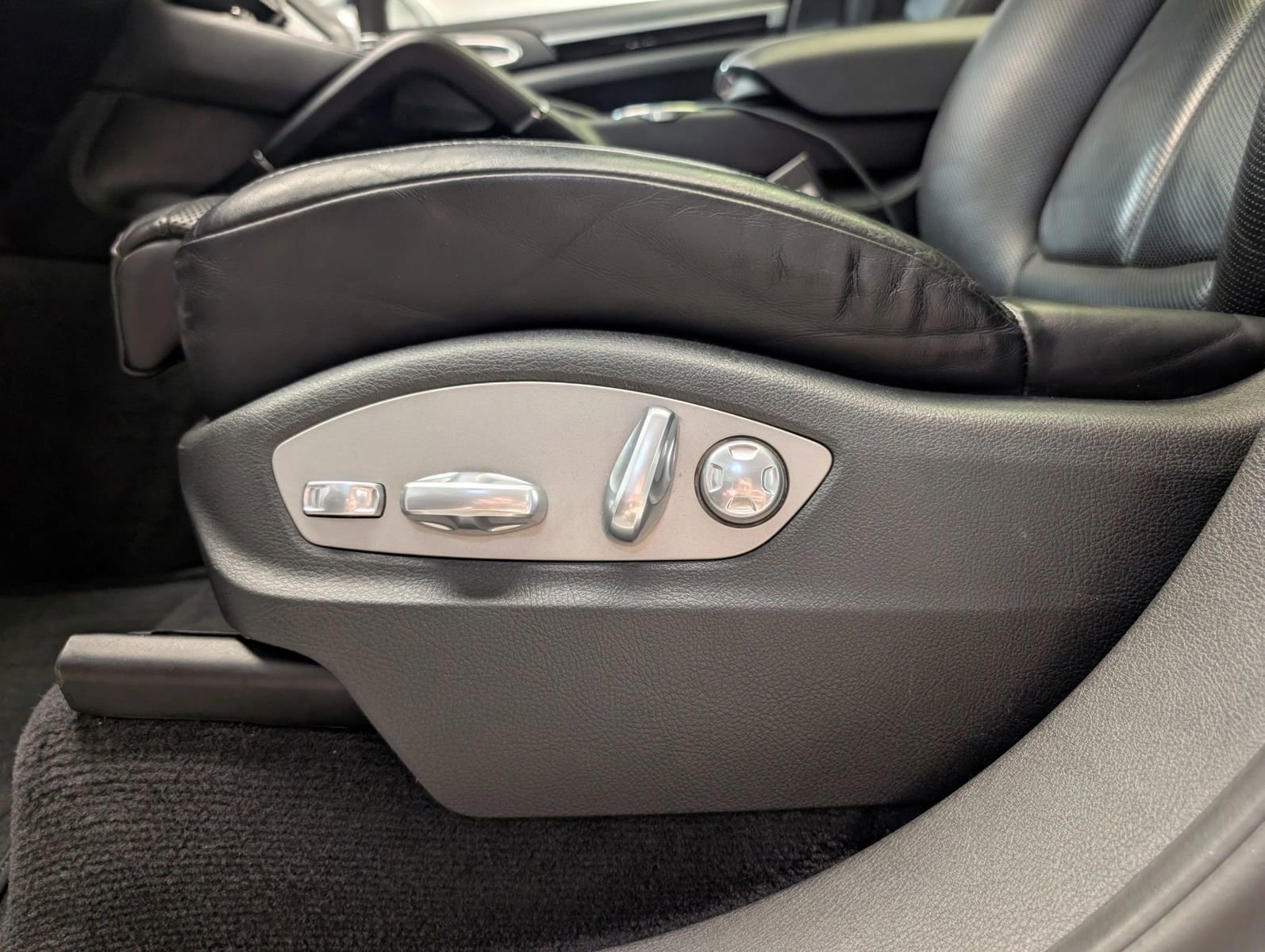 Used 2016 Porsche Cayenne GTS AWD/4WD image 14