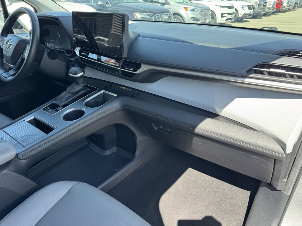 Used 2025 Toyota Sienna XLE FWD image 9