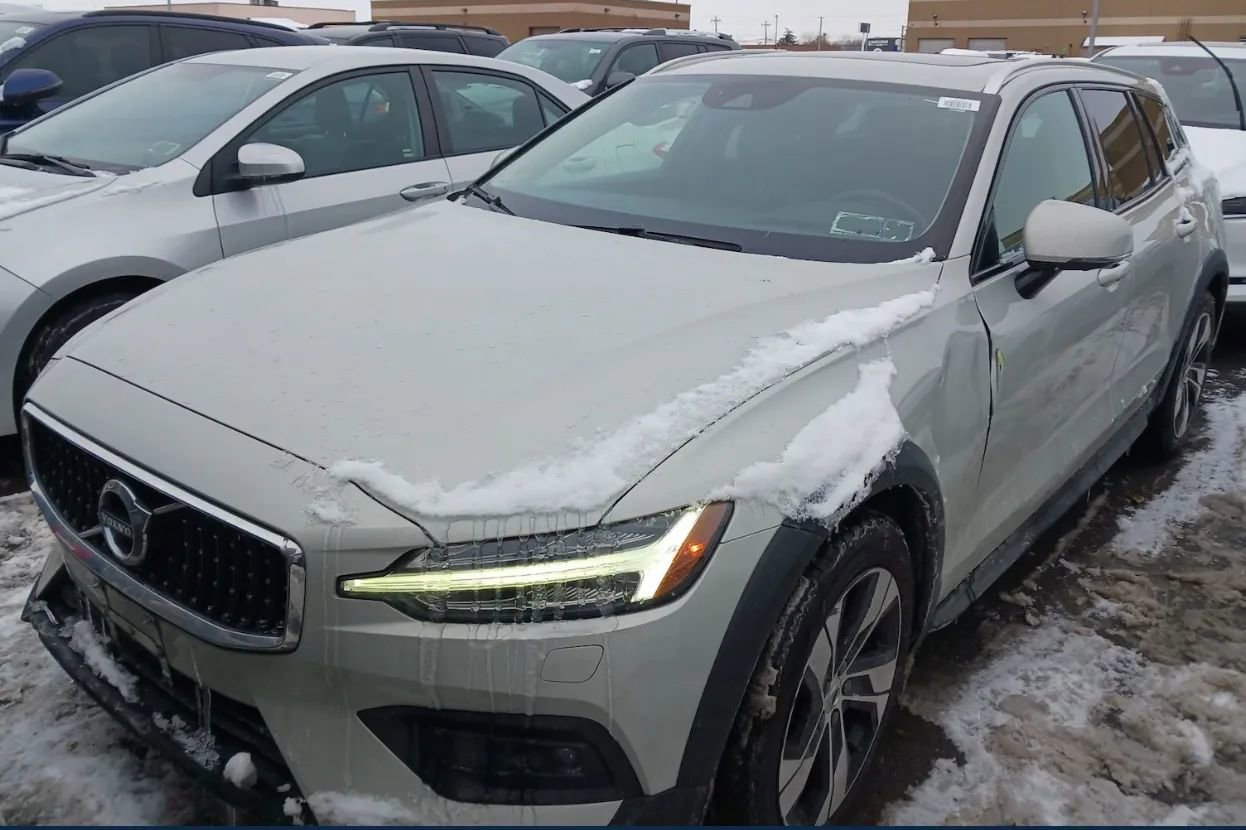 Used 2020 Volvo V60 T5 Cross Country image 2