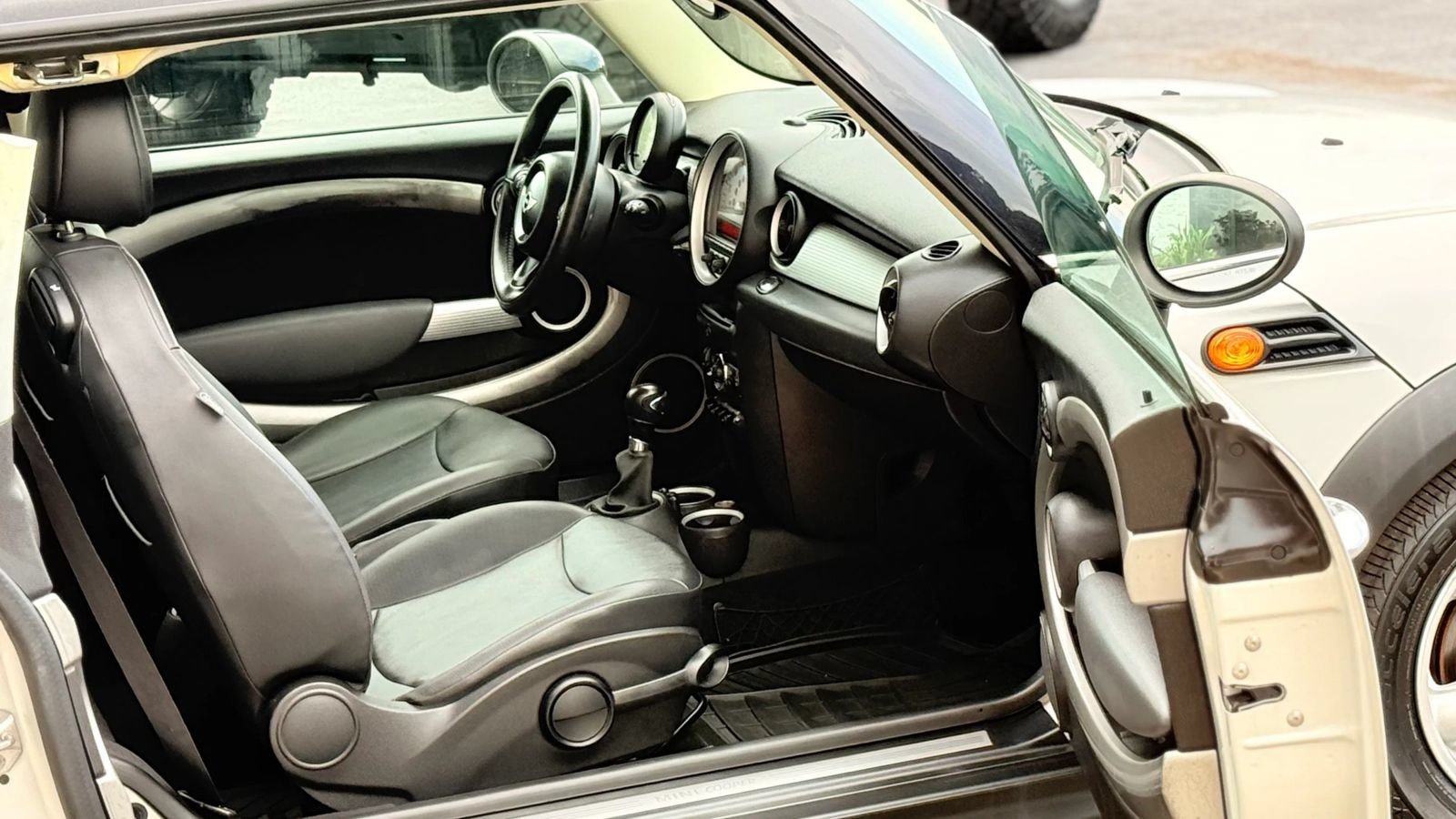 Used 2011 MINI Cooper Clubman FWD image 12