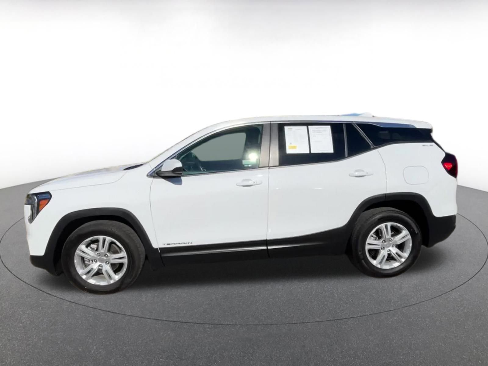 Used 2024 GMC Terrain SLE image 9