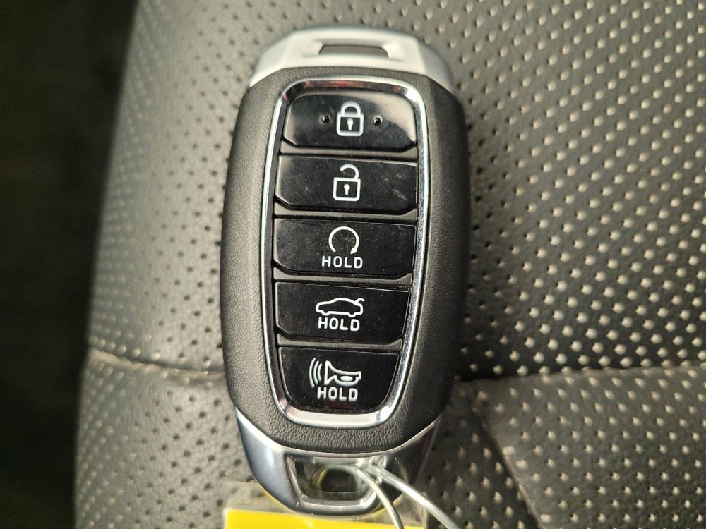 Used 2021 Hyundai Elantra Limited FWD image 32