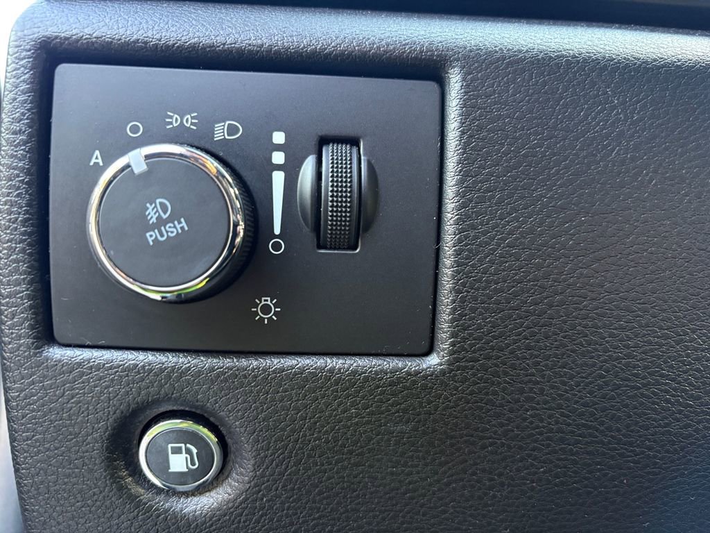 Used 2021 Jeep Grand Cherokee Laredo X image 3