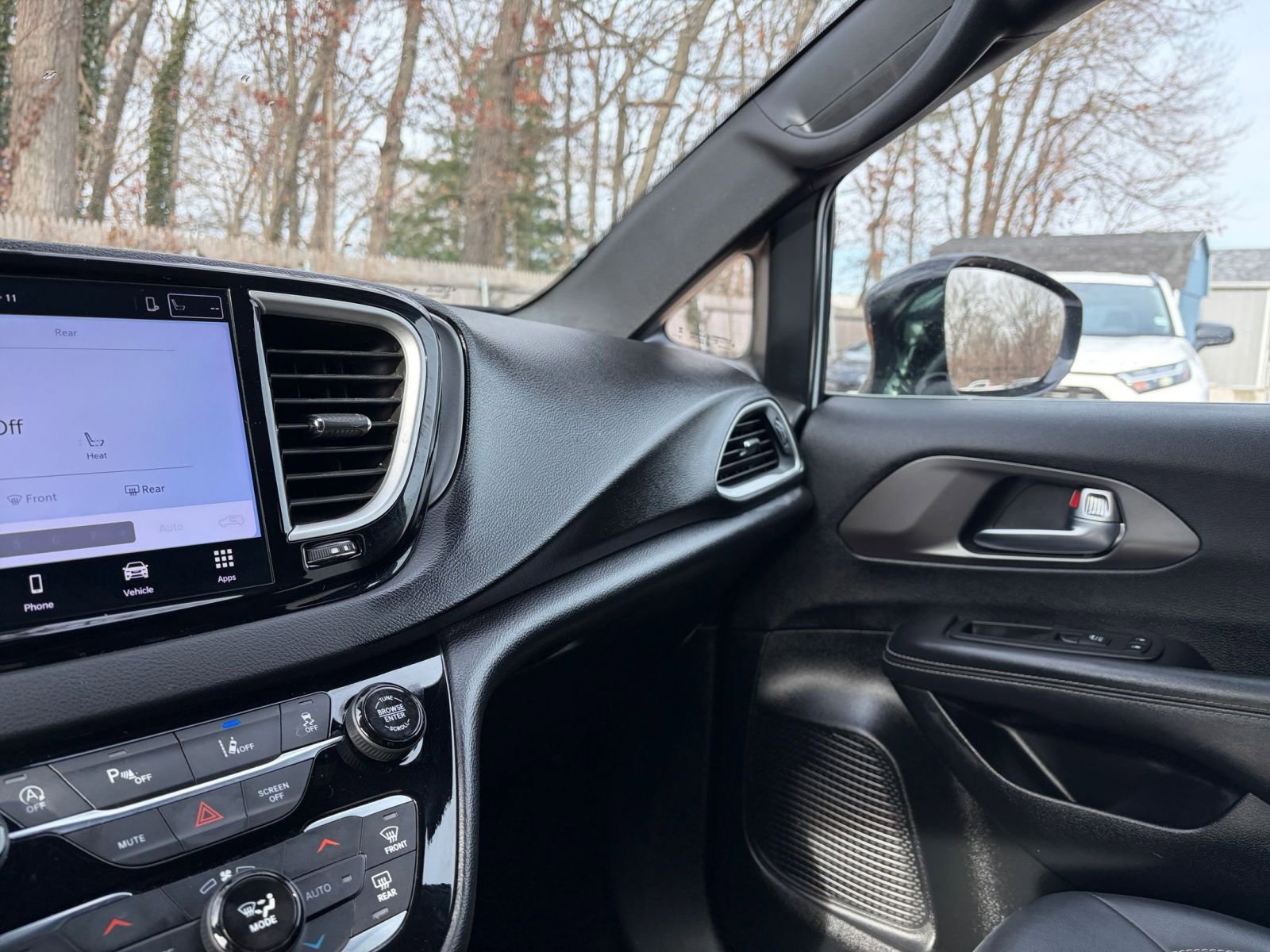 Used 2025 Chrysler Pacifica Select image 38