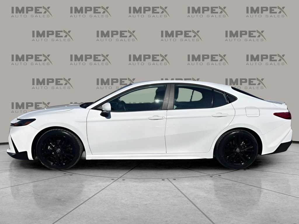 Used 2025 Toyota Camry SE image 2